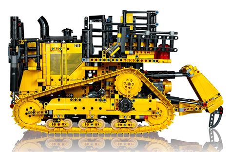 Brickfinder - LEGO Technic App-Controlled CAT D11 Bulldozer 42131 First Look!