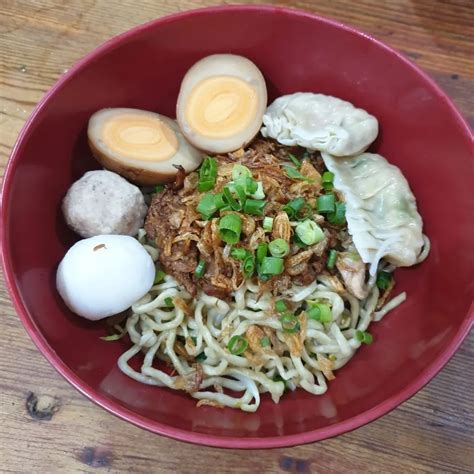 What Foodies Eat: Our Favorite Bakmi - Foodies