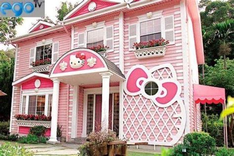 Hello Kitty Playhouse | Casas extrañas, Colores para casas exteriores ...