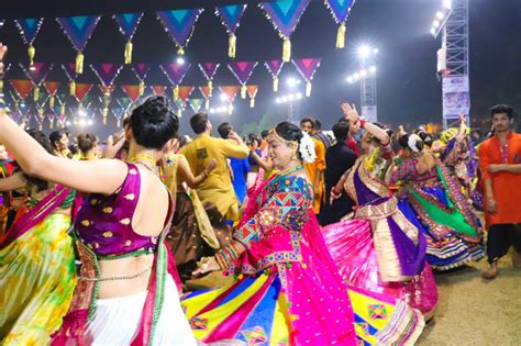 Let's dance Garba on Navratri in Gujarat - Media India Group