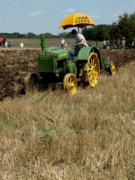 Posting old tractors. Plowing with my 1929 D : r/farming