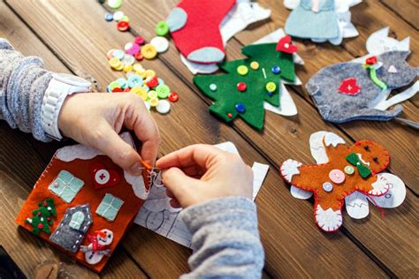 25 DIY Felt Christmas Ornaments To Make With The Kids