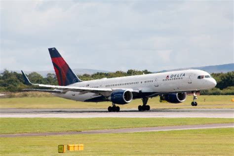 Boeing 757 Passenger Jet Taking Off Stock Image - Image of soar, travel: 1936391