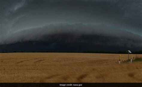 What Are Shelf Clouds And Why Are They Trending? Explained