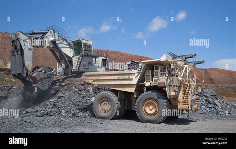 I Liebherr mining excavator/ digger loads a white hitatchi hybrid Stock Photo: 66670174 - Alamy