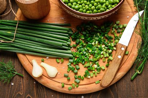 Chives vs Green Onions vs Scallions: What's the Difference? - Recipes.net