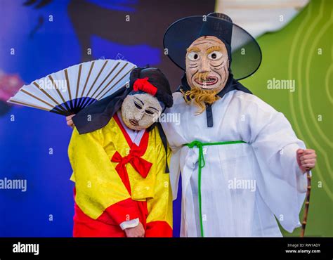 Actors performing the traditinal Korean Maskdance at Andong South Korea Stock Photo - Alamy