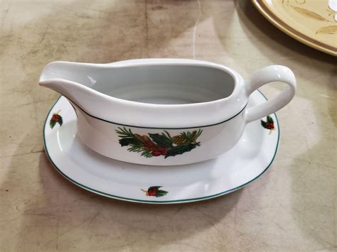 Christmas Gravy Boat - Schmalz Auctions