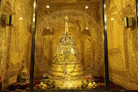 Temple of the Tooth Relic in Kandy - Sri Lanka Tourism Info