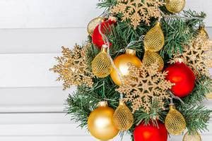 A book with a Christmas tree, a cup of tea and garlands on a background ...