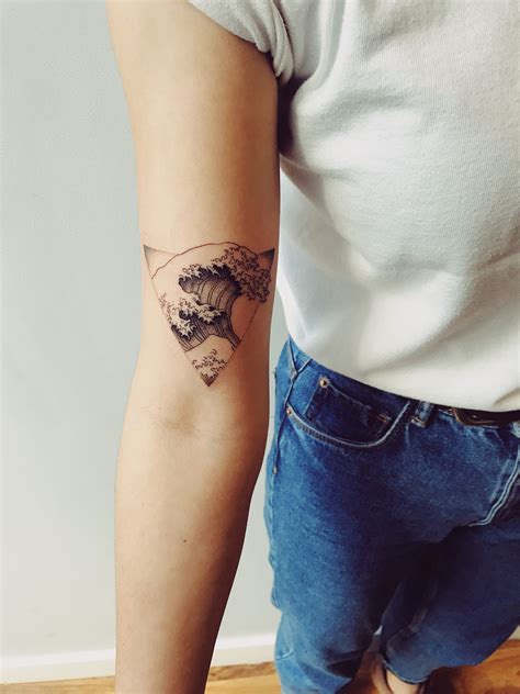 Minimalist The Great Wave Tattoo - Wiki Tattoo