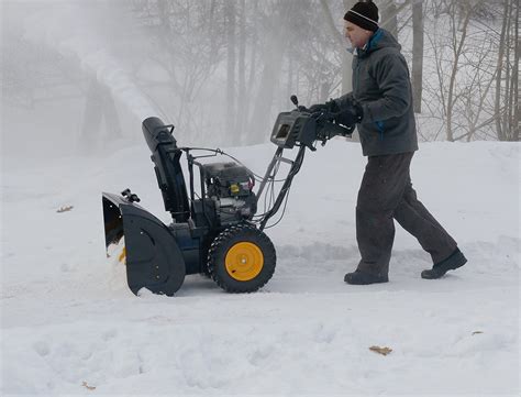 10 Best Cordless Snow Blowers Reviewed in Detail (Winter 2024)