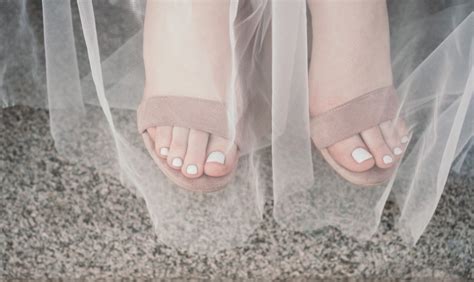 Tying The Knot? Try These Wedding Pedicure Designs - Booksy.com