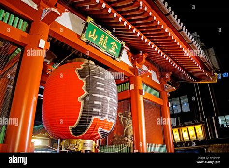 Kaminarimon Gate to Sensoji Temple in Tokyo at night Stock Photo - Alamy