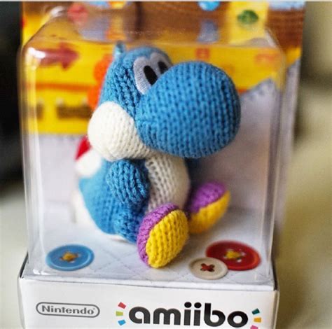 Blue Yarn Yoshi in his Amiibo Box : amiibo