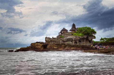 Premium Photo | Pura tanah lot temple bali