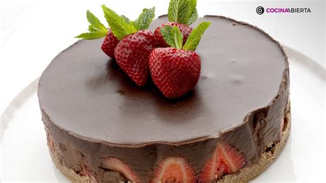 Receta fácil de tarta de fresas y chocolate por Eva Arguiñano