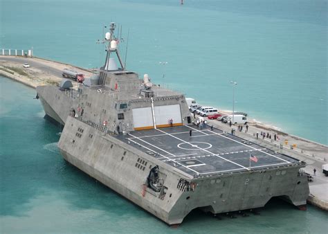 File:US Navy 100329-N-1481K-293 USS Independence (LCS 2) arrives at Mole Pier at Naval Air ...