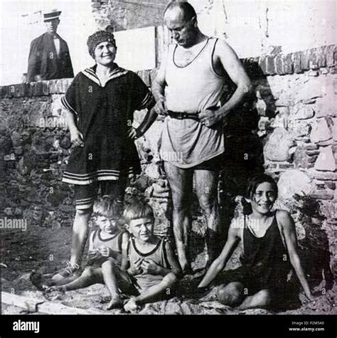 . Italiano: Benito Mussolini con Rachele, Edda, Bruno e Vittorio sulla spiaggia di Levanto. 1923 ...