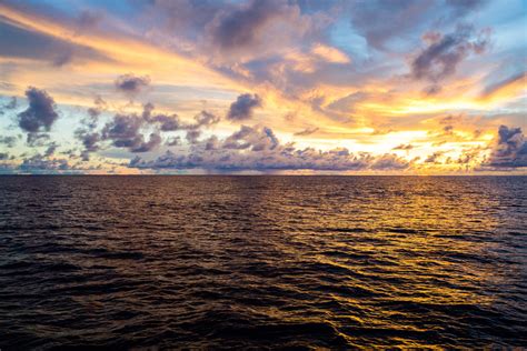 Middle of the Pacific Ocean at Sunset [OC] [5760x3840] Pacific Ocean, Middle, Sunset, Beach ...