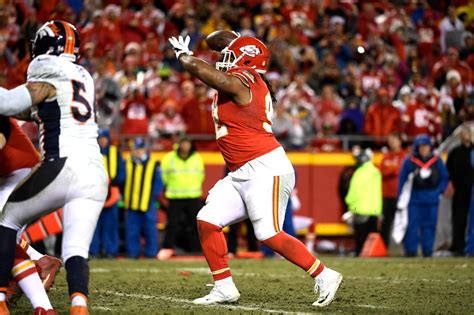 WATCH: Chiefs DL Dontari Poe throws a touchdown pass vs. Broncos – The Denver Post