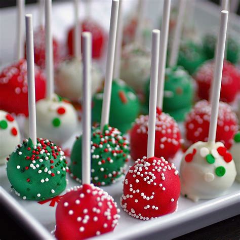 Cake Pops; festive for Christmas, and easy to decorate with the kids! Christmas Snacks ...