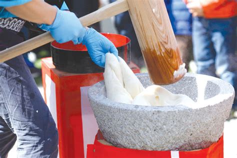 Mochi Pounding Tradition - Mahilanya