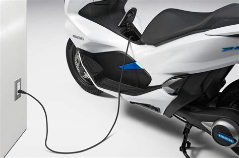 Honda PCX Electric and PCX Hybrid Unveiled - BikesRepublic.com