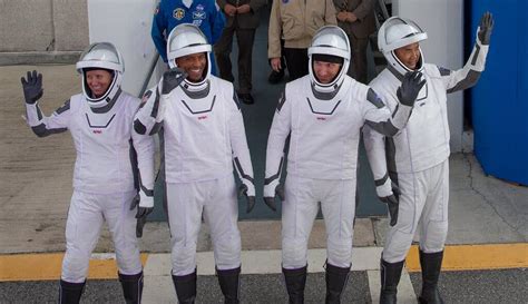 SpaceX’s ‘Resilience’ Lifts 4 Astronauts Into NASA's New Era of ...