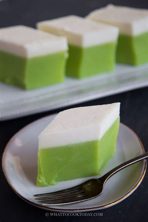 Kuih/Kue Talam Pandan (Steamed Coconut Pandan Cake)