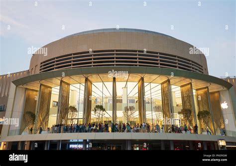 Exterior of the new Apple Store in the Dubai Mall in Dubai, United Arab Emirates Stock Photo - Alamy