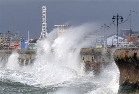 UK weather to see Storm Katie batter Britain with 80mph hurricane winds | Daily Mail Online