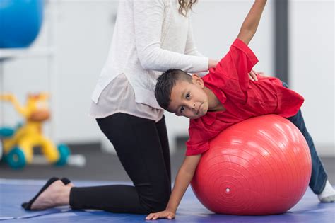 Exercising kids in physical therapy clinic | Advance Medical