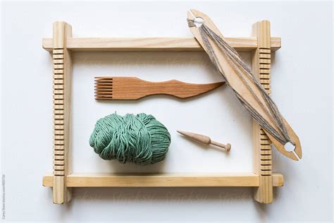 «Weaving Loom, Tools And Yarn» del colaborador de Stocksy «Carey Shaw ...