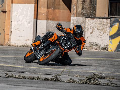 KTM 990 DUKE unveiled; bike to be launched in 2024 | Specs, features | Auto News - News9live