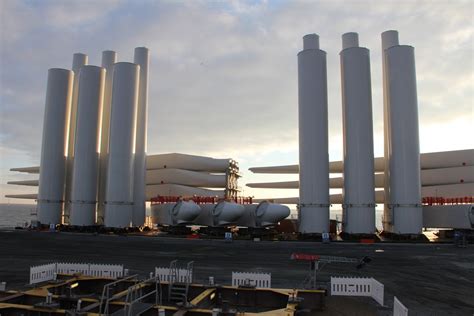 siemens-wind-turbine-blades-nacelles-and-towers.jpg