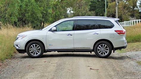 Review - 2015 Nissan Pathfinder Hybrid ST-L Review