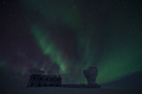 Auroras and the South Pole Telescope (Antarctica) [OC][4386x2920] : r/spaceporn