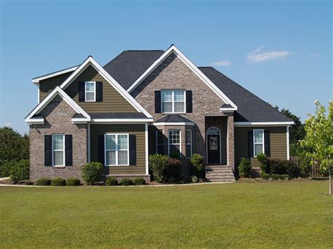 11 Appealing House Colors with a Black Roof - Homenish