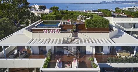 An Exceptional Rooftop Pool And Terrace Was Placed On Top Of This Apartment