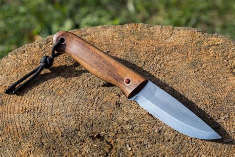 ‘The Best’ Bushcraft Knife | Simon's Discoveries