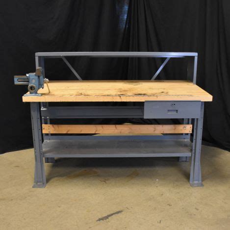 Workbench-with-Vise