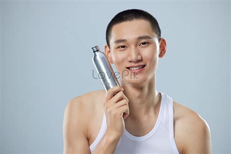 Fashionable Men Show Skin Care Products Picture And HD Photos | Free Download On Lovepik