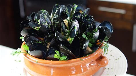 Mussels Mariniere Sauce – Bruno Albouze - YouTube