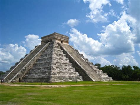 Kukulkan Pyramid At Chichen Itza Stock Photo - Image of archaeology, blue: 9268252