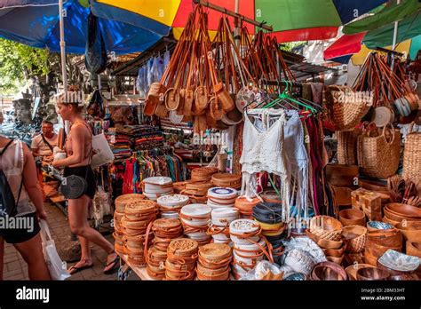 Tourists visiting Ubud Market or known as Ubud Art Market Stock Photo - Alamy