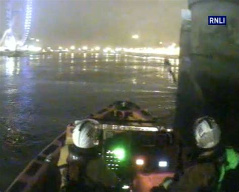 RNLI lifeboats rescue woman who falls from Golden Jubilee Bridge - Motor Boat & Yachting