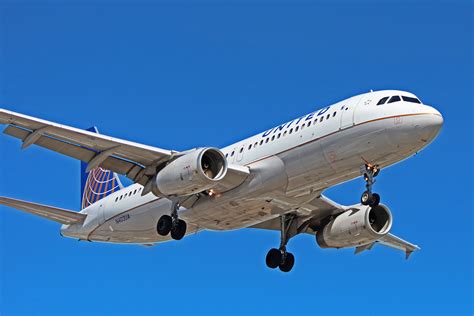 N403UA: United Airlines Airbus A320-200 at Toronto Pearson (YYZ)