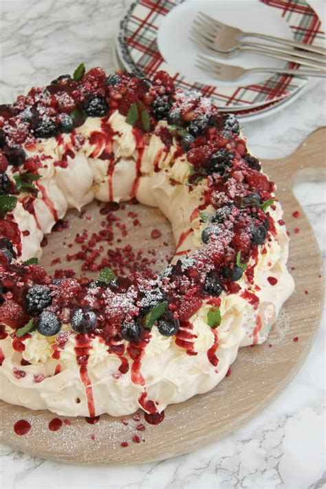 Christmas Pavlova Wreath! - Jane's Patisserie Christmas Lunch, Christmas Party Food, Christmas ...