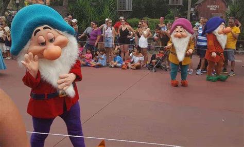 Disney's Magic Kingdom Parade Tips - Disney Insider Tips